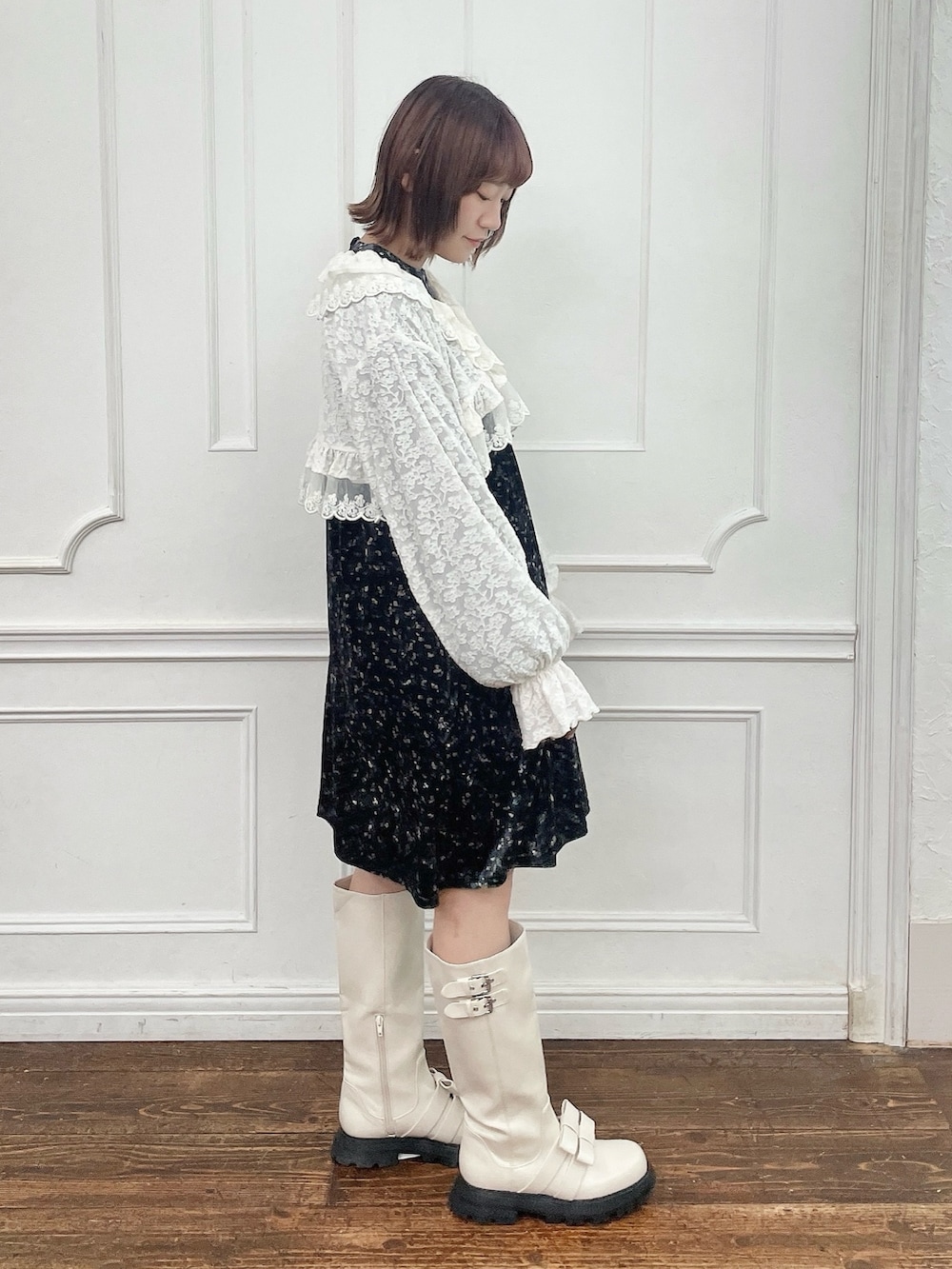 ホワイト系のシャツ/ブラウス、ブラック系のワンピース、ホワイト系のブーツを着用したレディースの夏コーディネートの3枚目の写真