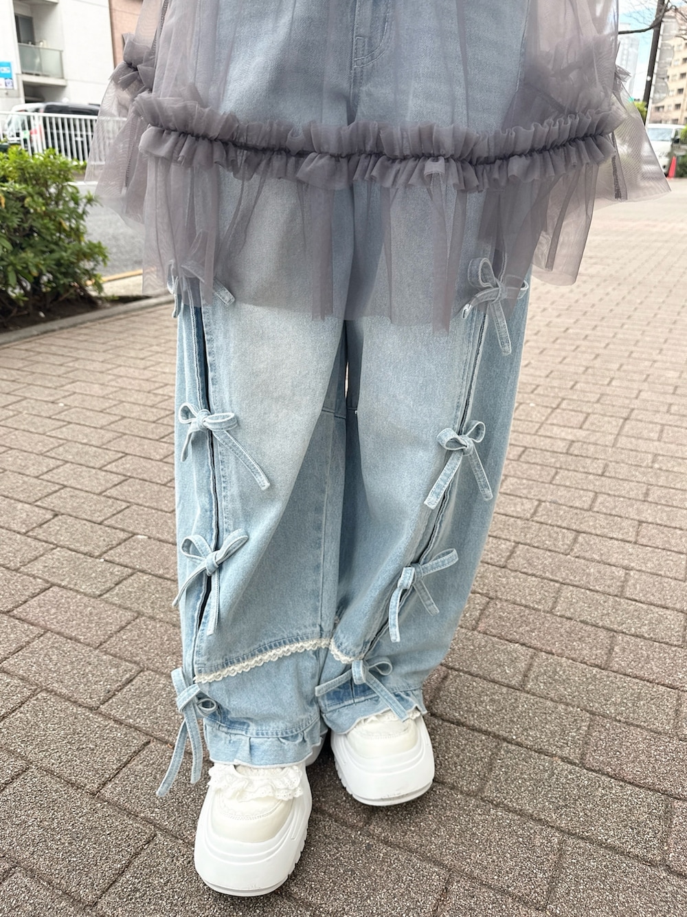 ホワイト系のTシャツ/カットソー、ブルー系のショルダーバッグ、グレー系のチュニックを着用したレディースの春コーディネートの6枚目の写真