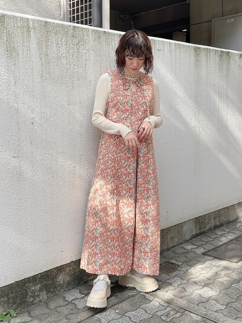 ブラウン系のその他アウター、ホワイト系のニット/セーター、オレンジ系のワンピースを着用したレディースの秋コーディネートの5枚目の写真