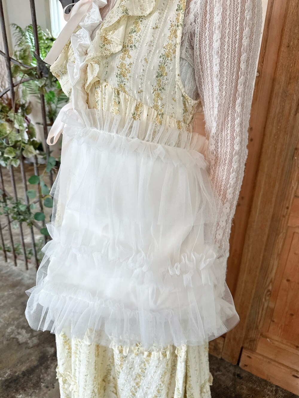 イエロー系のワンピース、ホワイト系のTシャツ/カットソー、ホワイト系のトートバッグを着用したレディースの春コーディネートの7枚目の写真