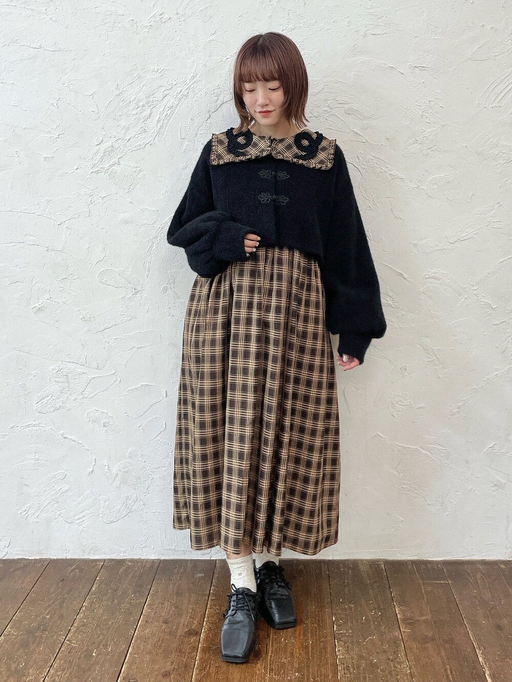 ブラウン系のワンピース、ブラック系のカーディガン/ボレロ、ブラック系のローファーを着用したレディースの夏コーディネートの3枚目の写真