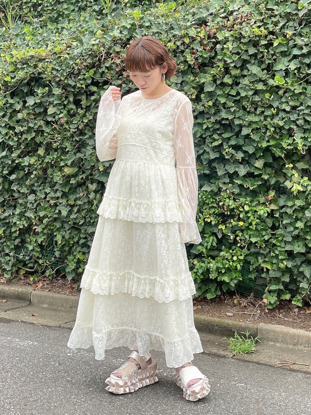 ホワイト系のワンピース、ホワイト系のサンダルを着用したレディースの夏コーディネートの2枚目の写真