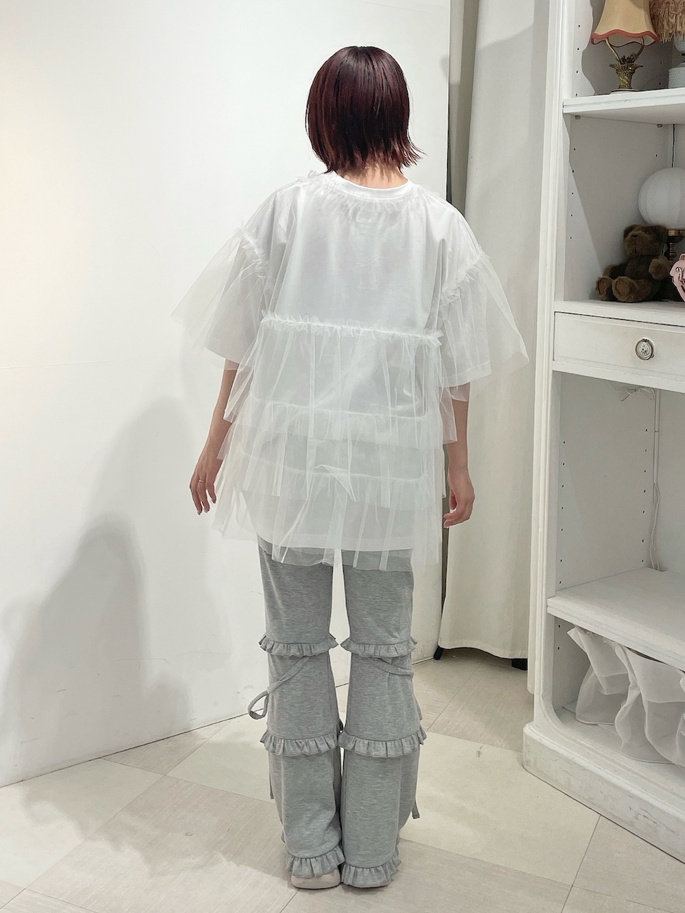 ホワイト系のTシャツ/カットソー、ホワイト系のTシャツ/カットソー、グレー系のスウェットパンツを着用したレディースの夏コーディネートの3枚目の写真