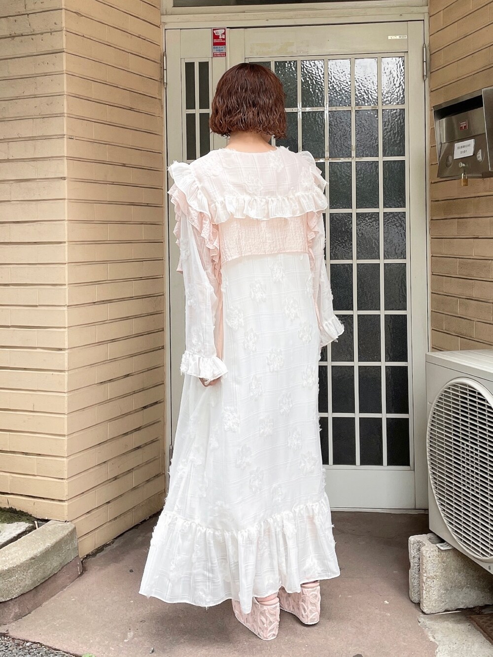 ピンク系のTシャツ/カットソー、ホワイト系のワンピース、ピンク系のサンダルを着用したレディースの夏コーディネートの3枚目の写真