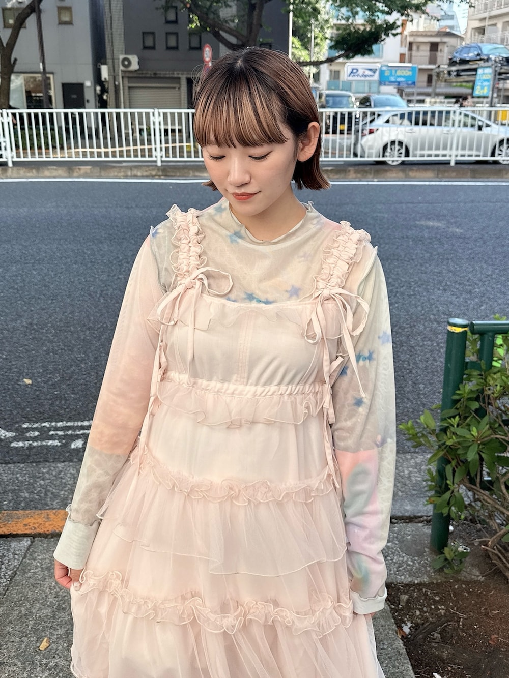 ピンク系のTシャツ/カットソー、ピンク系のワンピース、その他のハンドバッグを着用したレディースの夏コーディネートの4枚目の写真