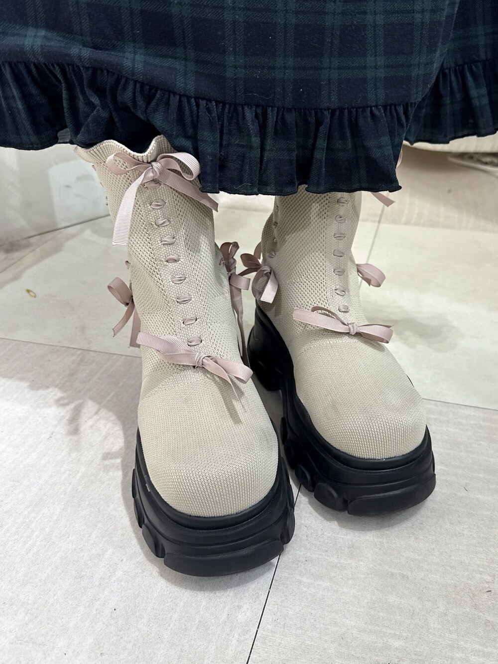 ベージュ系のスウェット、ベージュ系のショルダーバッグ、グリーン系のスカートを着用したレディースの秋コーディネートの8枚目の写真