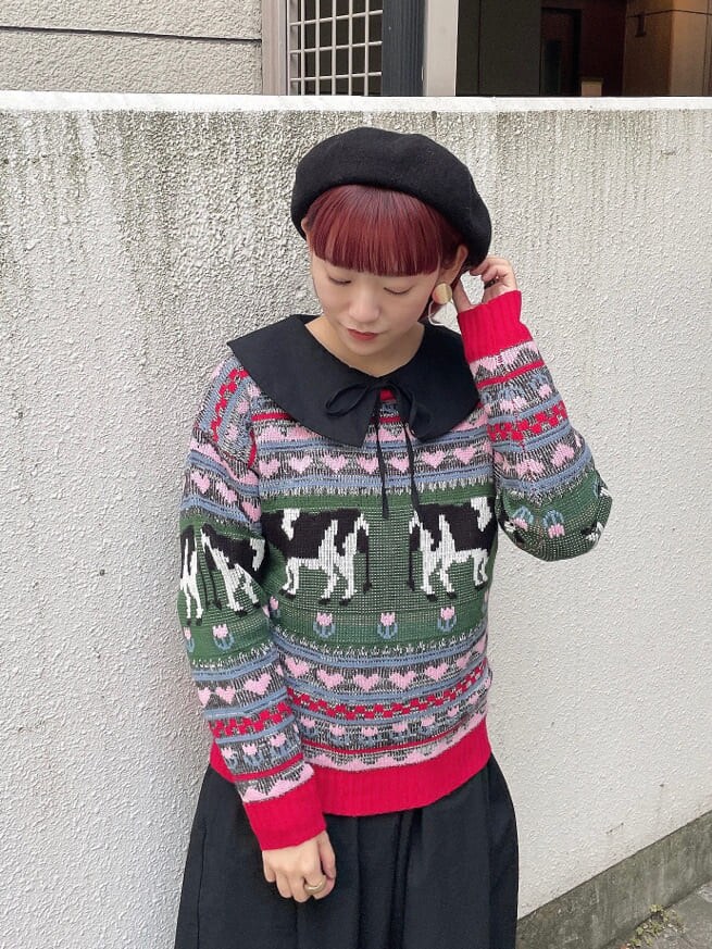 ブラック系のワンピース、ホワイト系のブーツ、レッド系のニット/セーターを着用したレディースの秋コーディネートの2枚目の写真