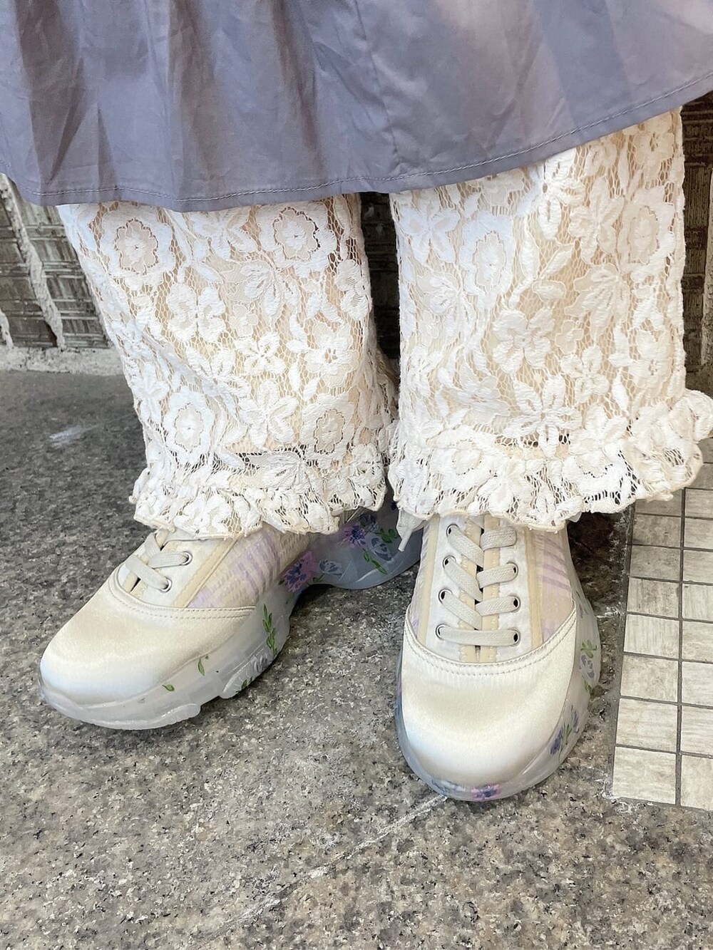 ホワイト系のその他パンツ、ホワイト系のスニーカー、ピンク系のワンピースを着用したレディースの冬コーディネートの7枚目の写真