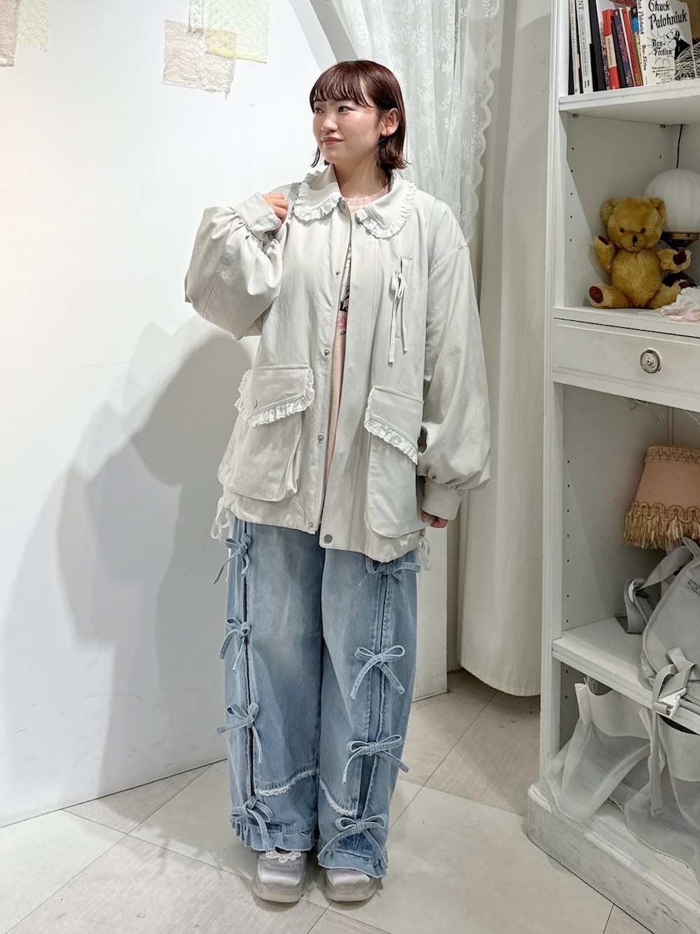 ホワイト系のブルゾン、ホワイト系のバックパック/リュック、ブルー系のデニムパンツを着用したレディースの冬コーディネートの3枚目の写真