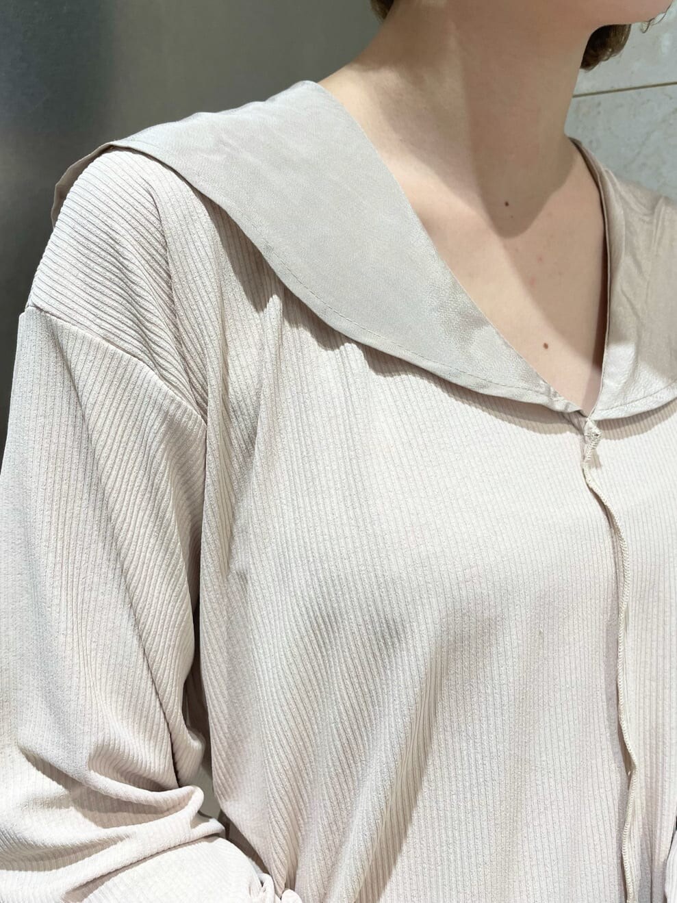 オレンジ系のその他パンツ、ベージュ系のパンプス、ベージュ系のTシャツ/カットソーを着用したレディースの夏コーディネートの6枚目の写真