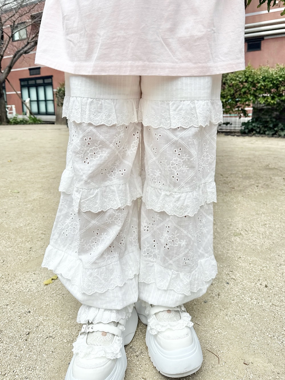 ピンク系のTシャツ/カットソー、ホワイト系のかごバッグ、ホワイト系のスニーカーを着用したレディースの春コーディネートの8枚目の写真