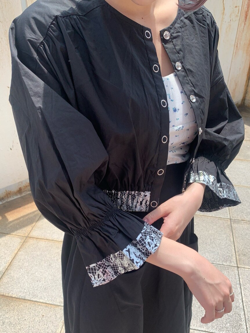 ブラック系のシャツ/ブラウス、ブラック系のスカート、ホワイト系のその他シューズを着用したレディースの春コーディネートの8枚目の写真