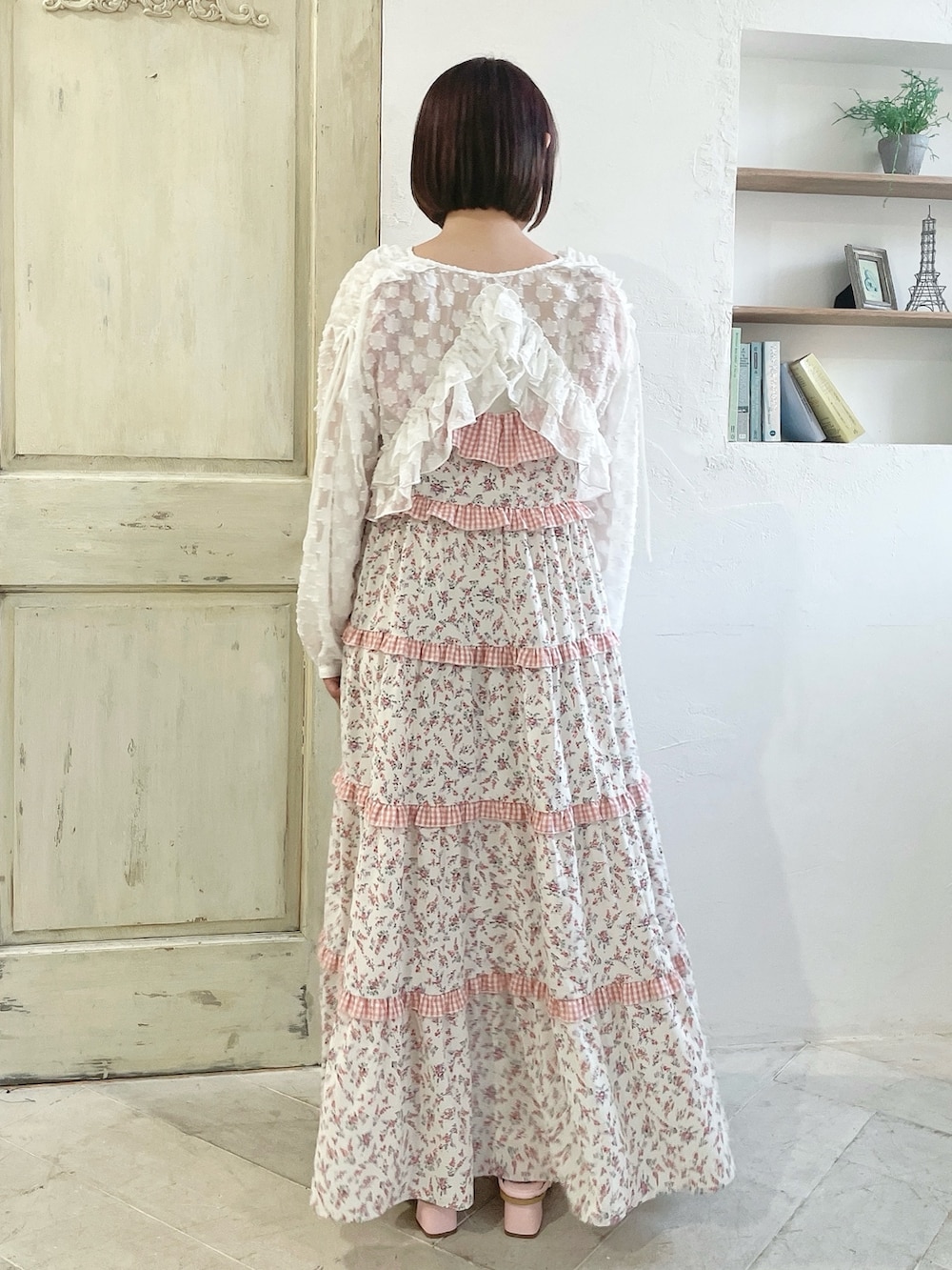 ホワイト系のシャツ/ブラウス、ピンク系のワンピース、ピンク系のサンダルを着用したレディースの春コーディネートの3枚目の写真