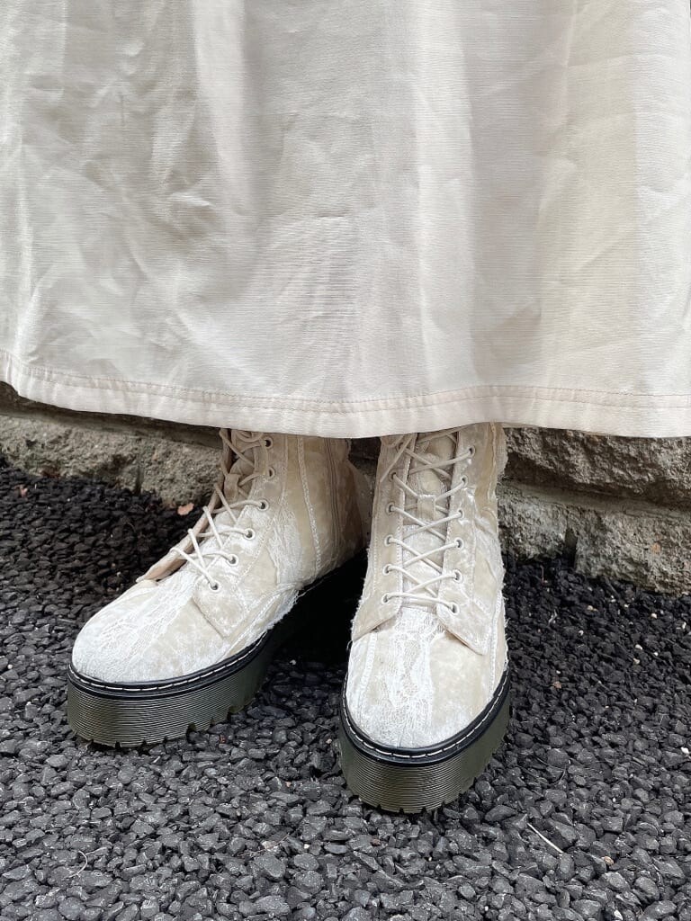 ホワイト系のワンピース、グレー系のカーディガン/ボレロ、ホワイト系のブーツを着用したレディースの秋コーディネートの5枚目の写真