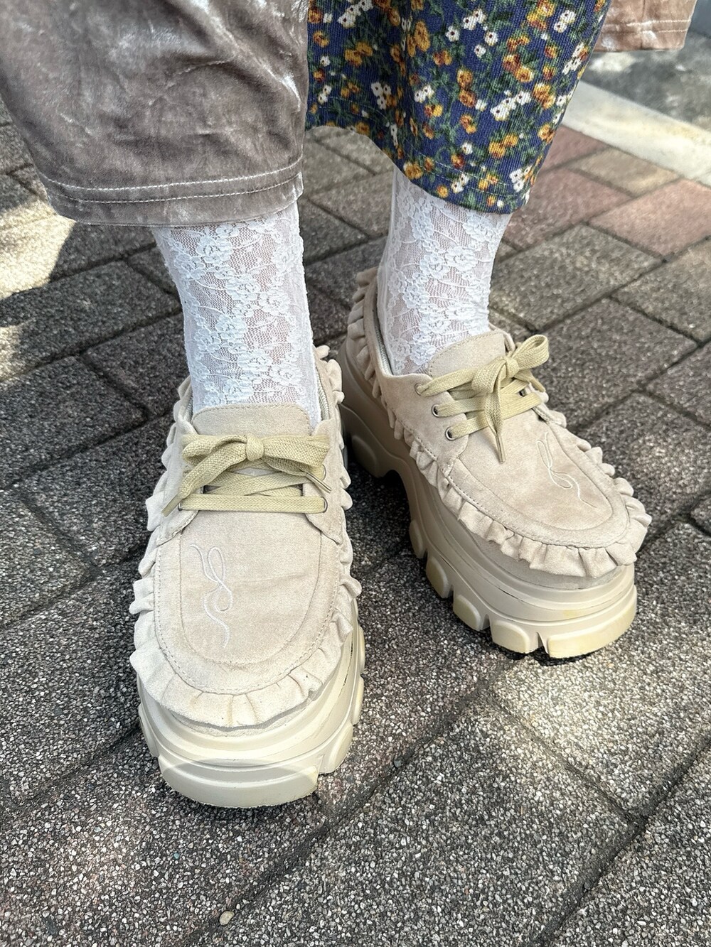 ピンク系のワンピース、グレー系のスウェット、ホワイト系のTシャツ/カットソーを着用したレディースの夏コーディネートの9枚目の写真