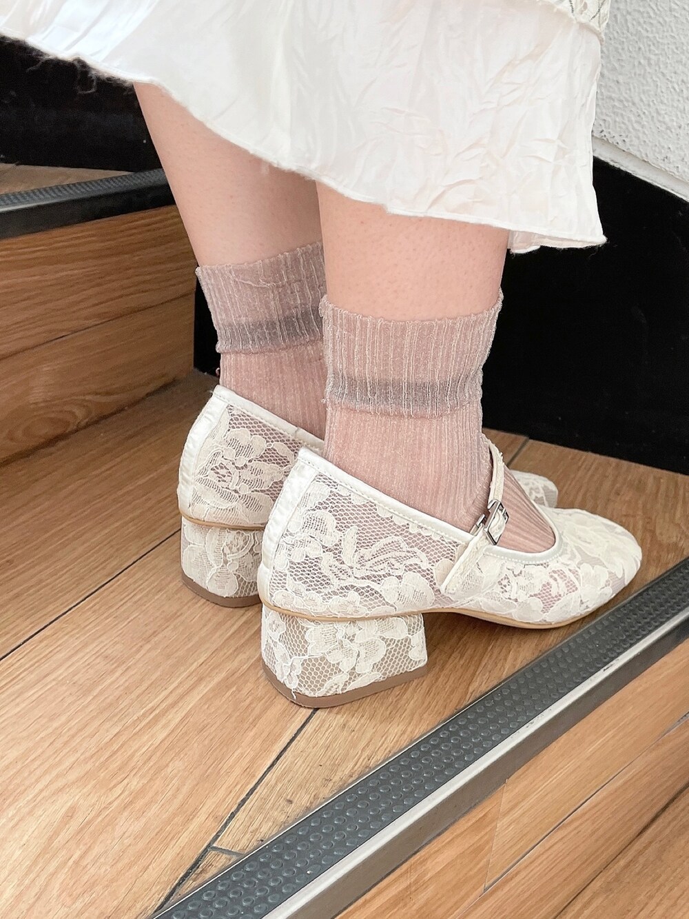 ホワイト系のTシャツ/カットソー、グリーン系のワンピース、ベージュ系のシャツ/ブラウスを着用したレディースの春コーディネートの7枚目の写真