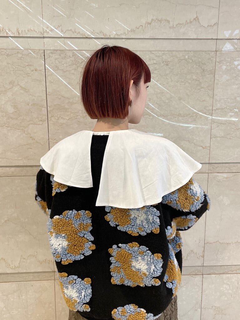 ホワイト系のTシャツ/カットソー、その他のその他アウター、ホワイト系のパンプスを着用したレディースの秋コーディネートの5枚目の写真
