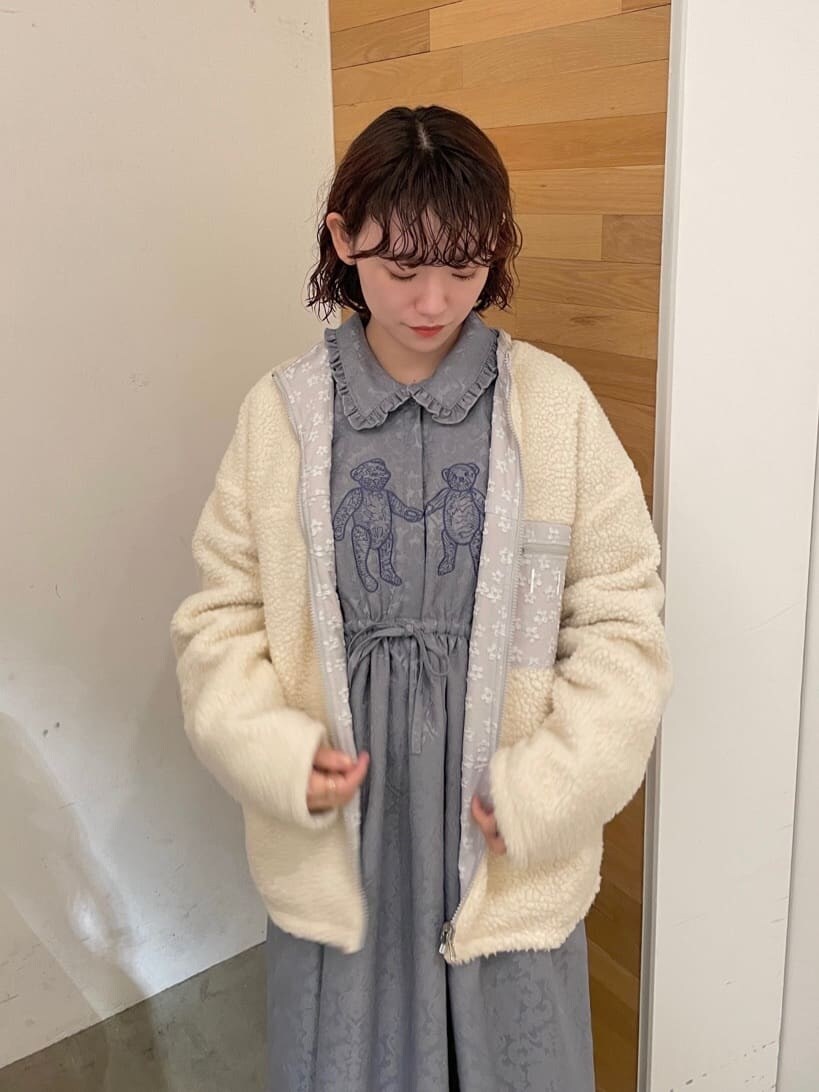 ホワイト系のモカシン/デッキシューズ、パープル系のその他アウター、ブルー系のワンピースを着用したレディースの秋コーディネートの3枚目の写真