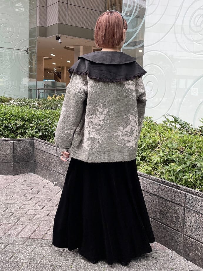 ブラック系のその他シューズ、ブラック系のシャツ/ブラウス、ブラック系のスカートを着用したレディースの秋コーディネートの3枚目の写真