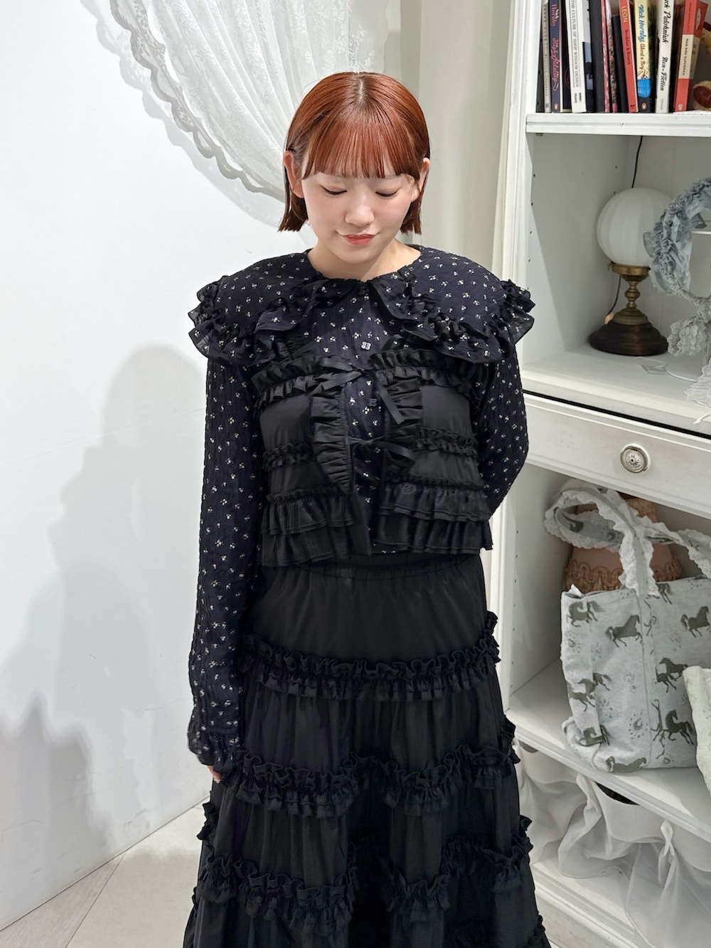 ブラック系のシャツ/ブラウス、ブラック系のスカート、ブラック系のキャミソールを着用したレディースの夏コーディネートの4枚目の写真