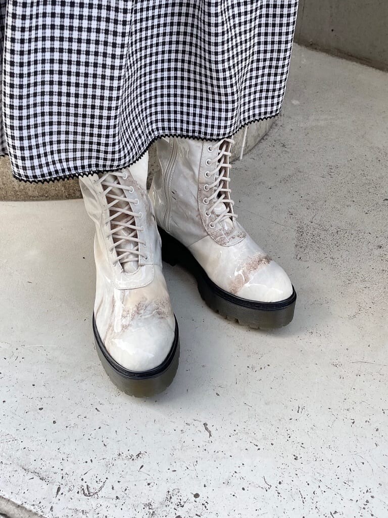 ホワイト系のドレスシューズ、ブラック系のスカート、ホワイト系のTシャツ/カットソーを着用したレディースの夏コーディネートの4枚目の写真