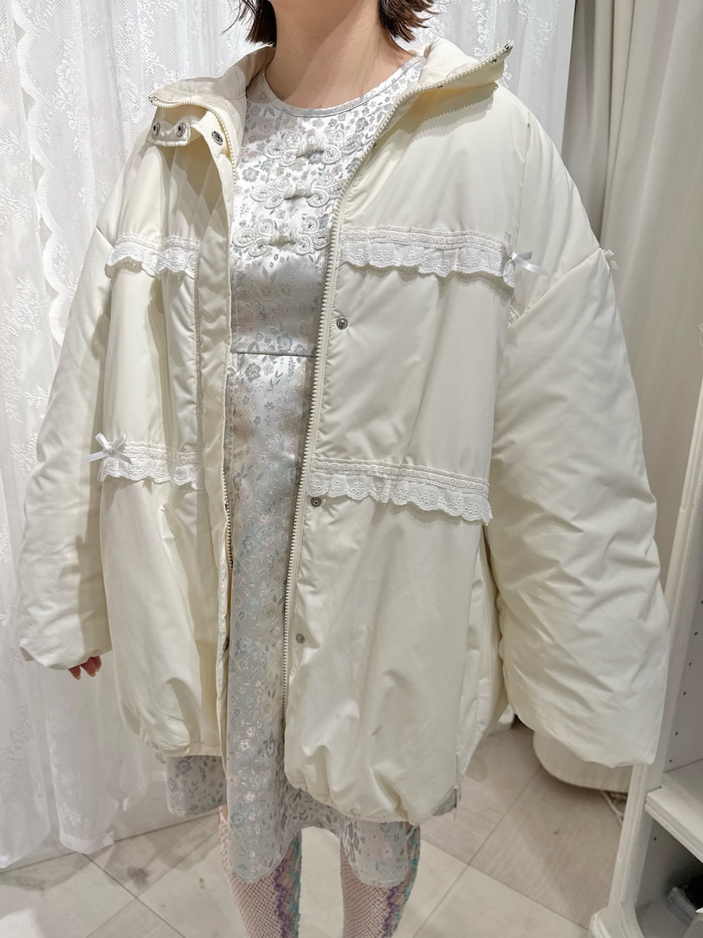 ホワイト系のダウンジャケット/コート、グレー系のワンピース、ブラック系のローファーを着用したレディースの秋コーディネートの5枚目の写真