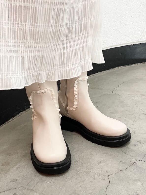 ホワイト系のシャツ/ブラウス、ホワイト系のスカート、ホワイト系のブーツを着用したレディースの夏コーディネートの8枚目の写真