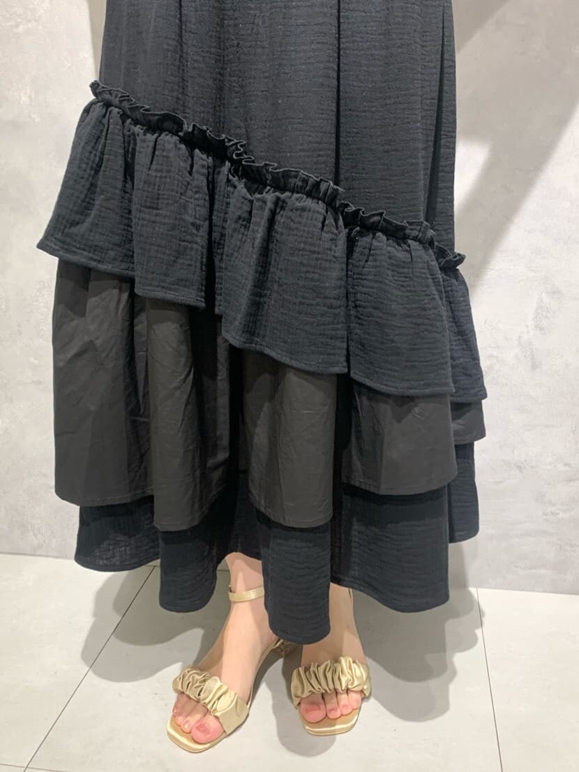 ベージュ系のパンプス、ホワイト系のシャツ/ブラウス、ブラック系のスカートを着用したレディースの夏コーディネートの4枚目の写真