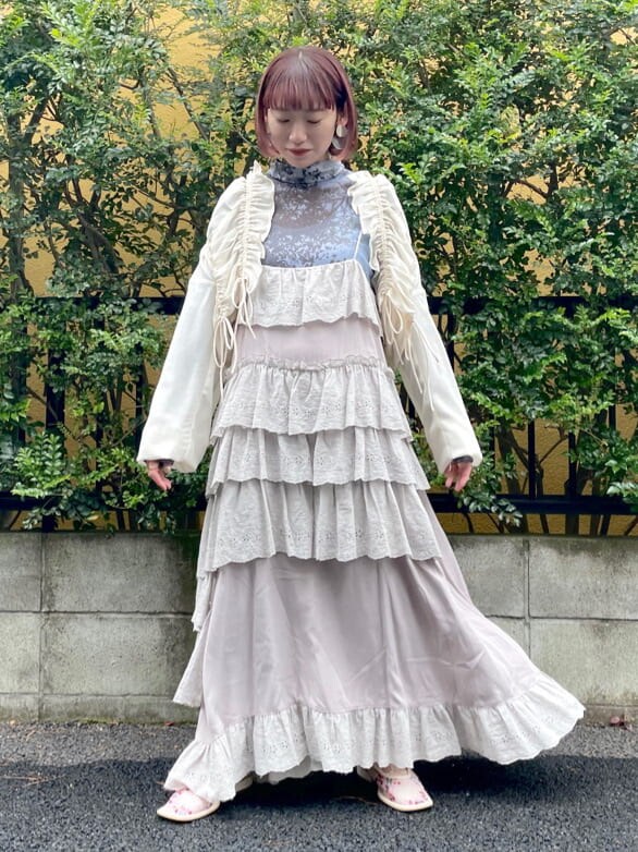 ホワイト系のシャツ/ブラウス、ブルー系のTシャツ/カットソー、ベージュ系のワンピースを着用したレディースの冬コーディネートの2枚目の写真