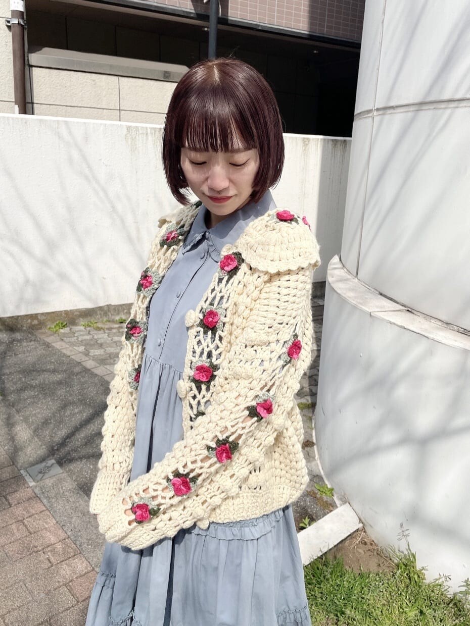 イエロー系のカーディガン/ボレロ、ブルー系のワンピース、ホワイト系のサンダルを着用したレディースの春コーディネートの3枚目の写真