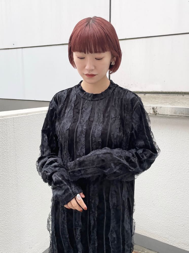 ベージュ系のテーラードジャケット、ブラック系のその他シューズ、ブラック系のワンピースを着用したレディースの秋コーディネートの6枚目の写真