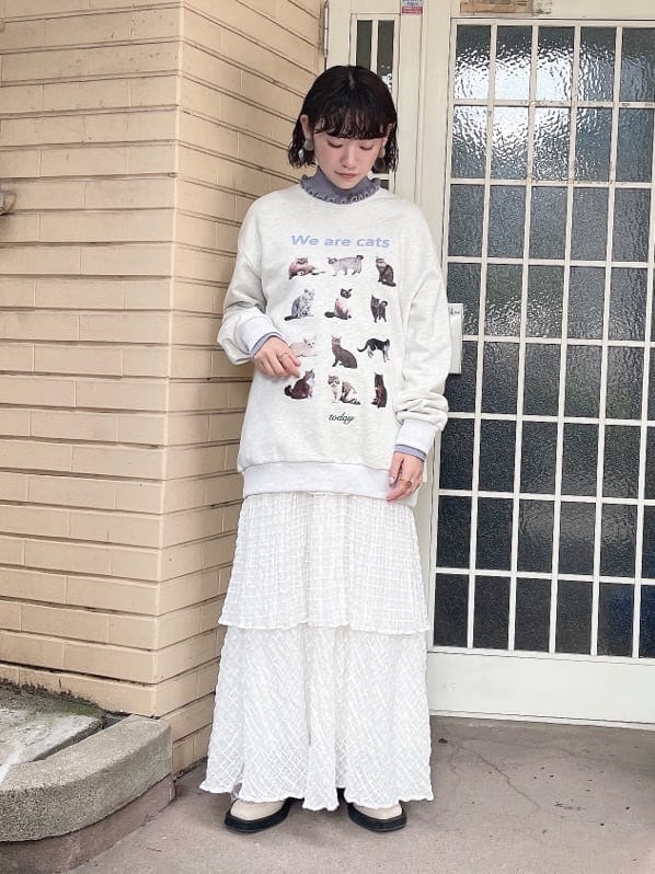 ホワイト系のスカート、グレー系のスウェット、ブルー系のニット/セーターを着用したレディースの夏コーディネートの2枚目の写真