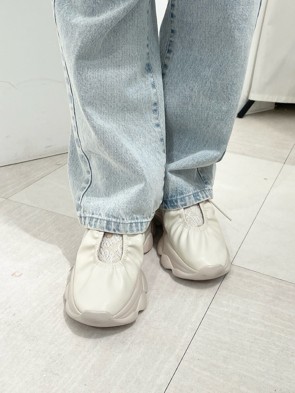 ホワイト系のTシャツ/カットソー、ピンク系のハンドバッグ、ホワイト系のTシャツ/カットソーを着用したレディースの夏コーディネートの8枚目の写真