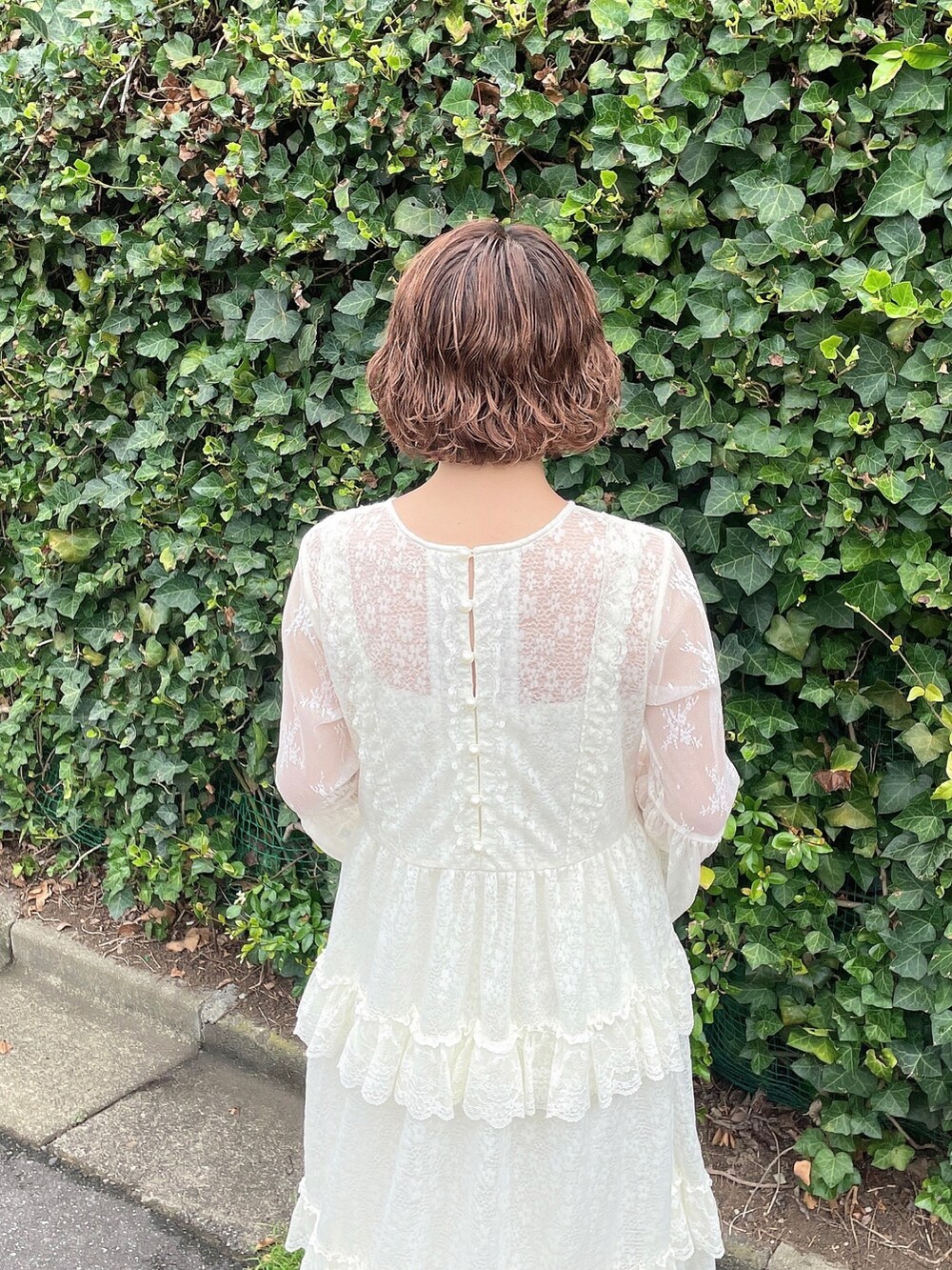 ホワイト系のワンピース、ホワイト系のサンダルを着用したレディースの夏コーディネートの7枚目の写真
