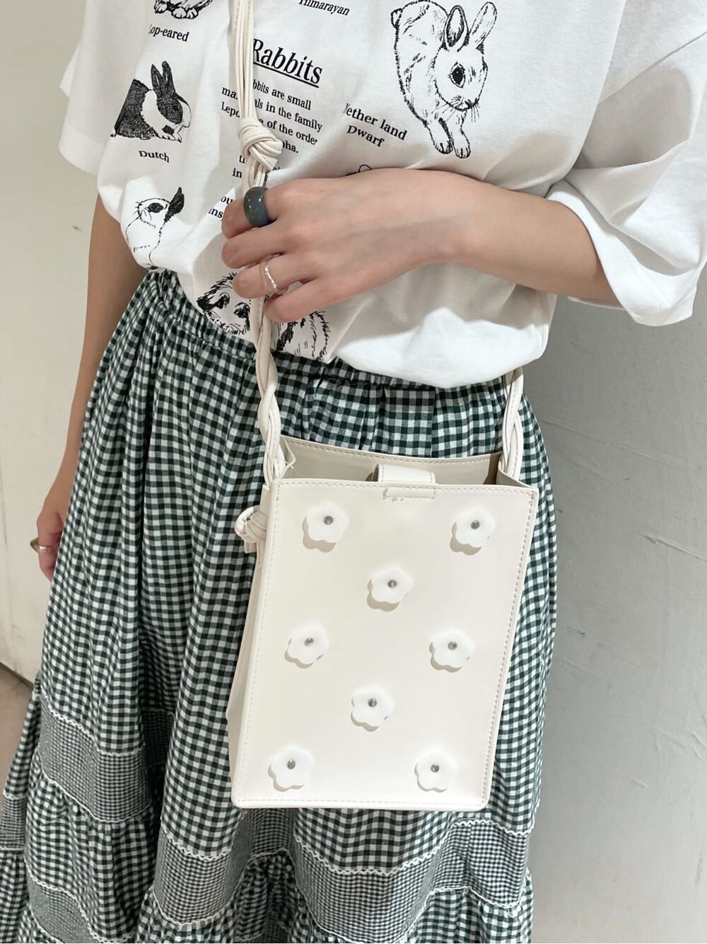 ホワイト系のサンダル、ホワイト系のTシャツ/カットソーを着用したレディースの夏コーディネートの3枚目の写真