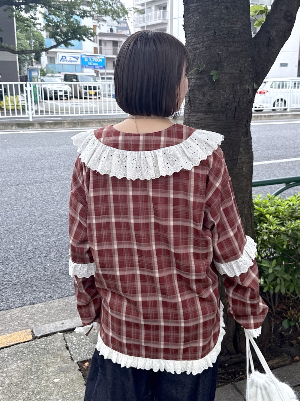 ホワイト系のTシャツ/カットソー、レッド系のシャツ/ブラウス、ホワイト系のバックパック/リュックを着用したレディースの夏コーディネートの5枚目の写真