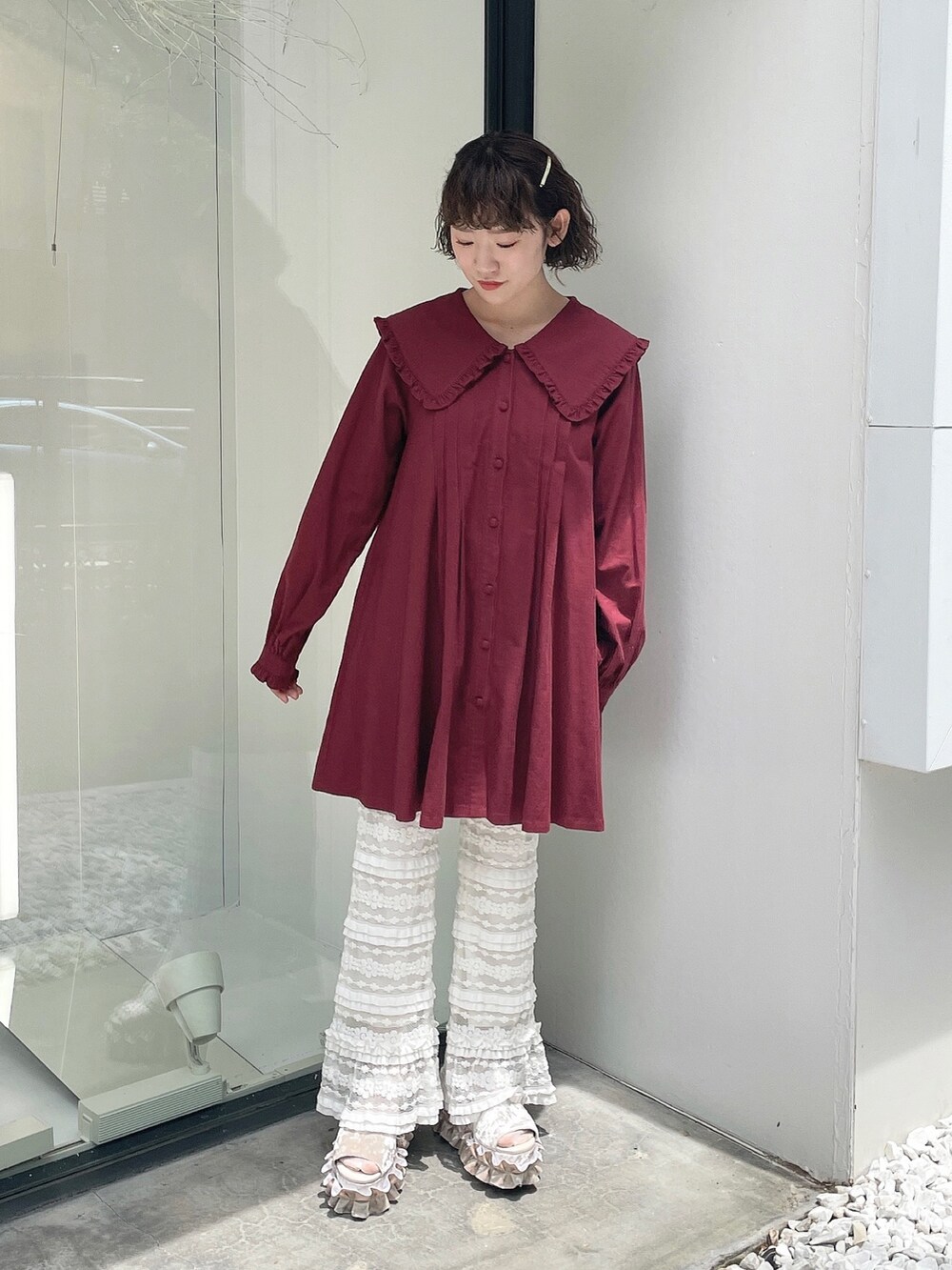 レッド系のワンピース、ホワイト系のカーディガン/ボレロ、ホワイト系のスウェットパンツを着用したレディースの夏コーディネートの5枚目の写真