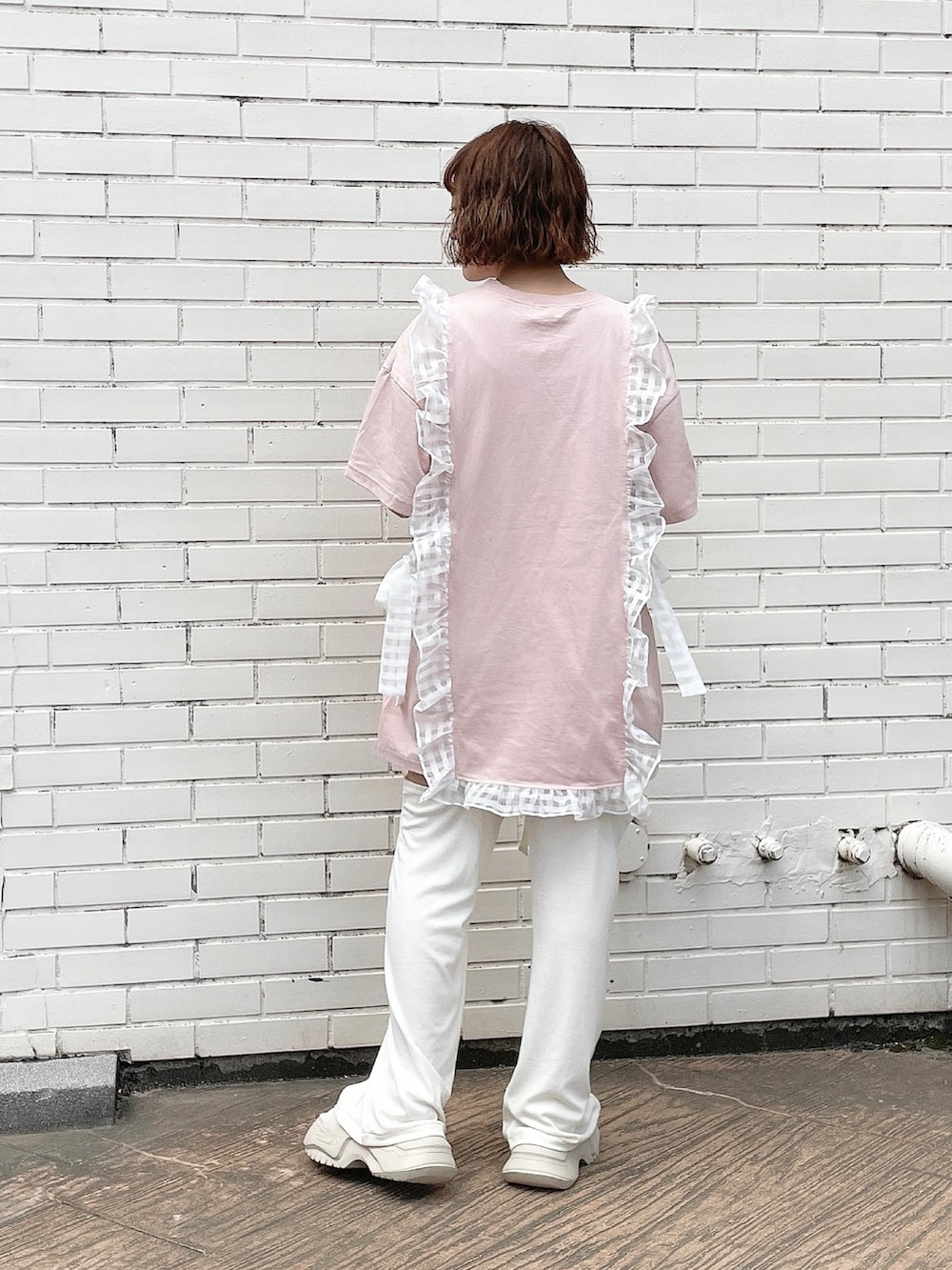 ピンク系のTシャツ/カットソー、ホワイト系のその他パンツ、ホワイト系のサンダルを着用したレディースの春コーディネートの4枚目の写真