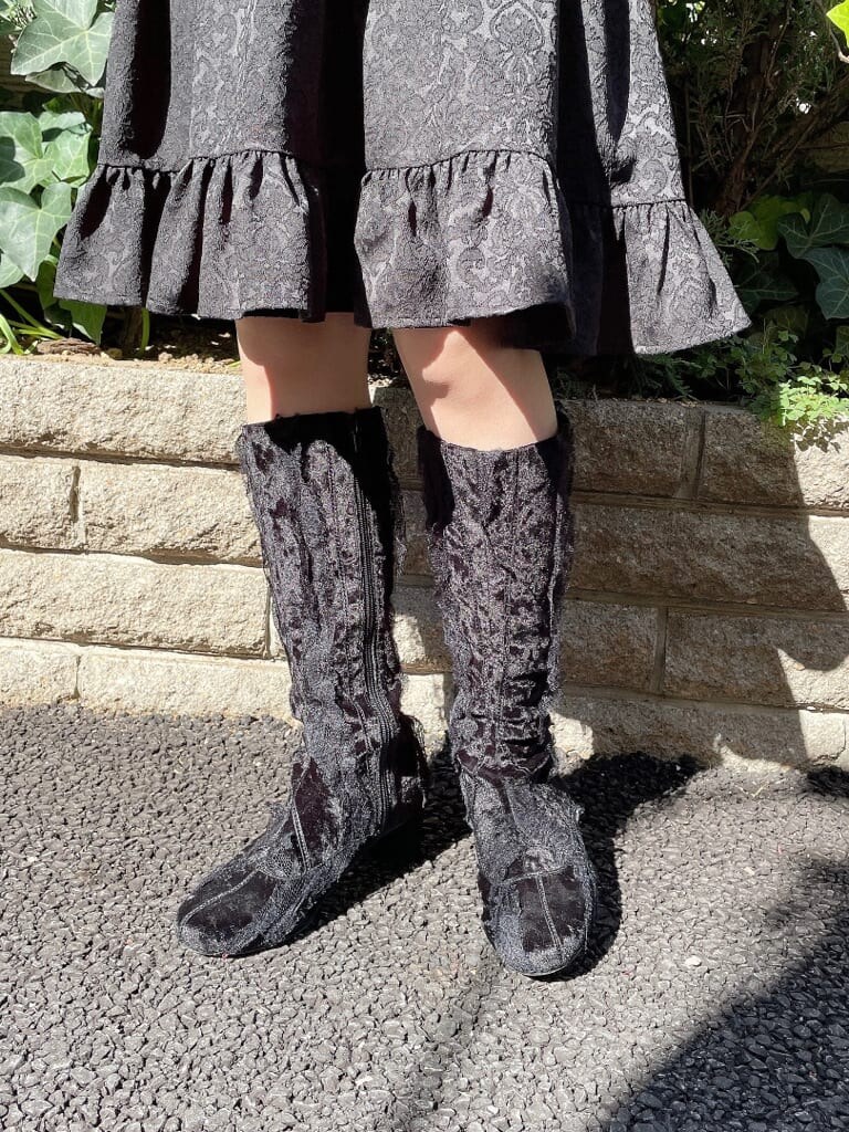 ホワイト系のナイロンジャケット、ブラック系のワンピースを着用したレディースの秋コーディネートの4枚目の写真