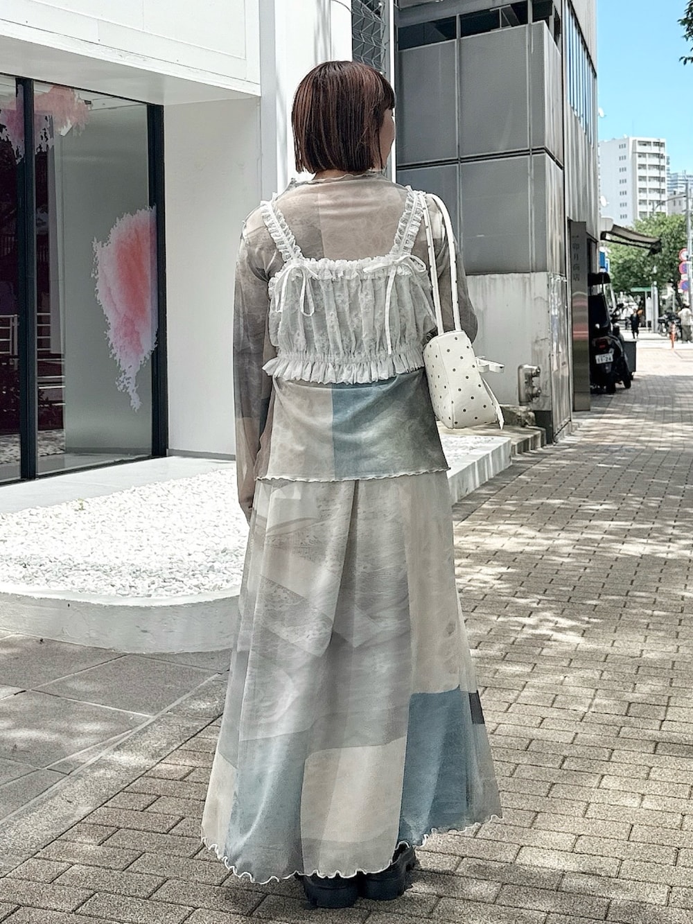 ホワイト系のシャツ/ブラウス、グリーン系のTシャツ/カットソー、その他のハンドバッグを着用したレディースの夏コーディネートの4枚目の写真