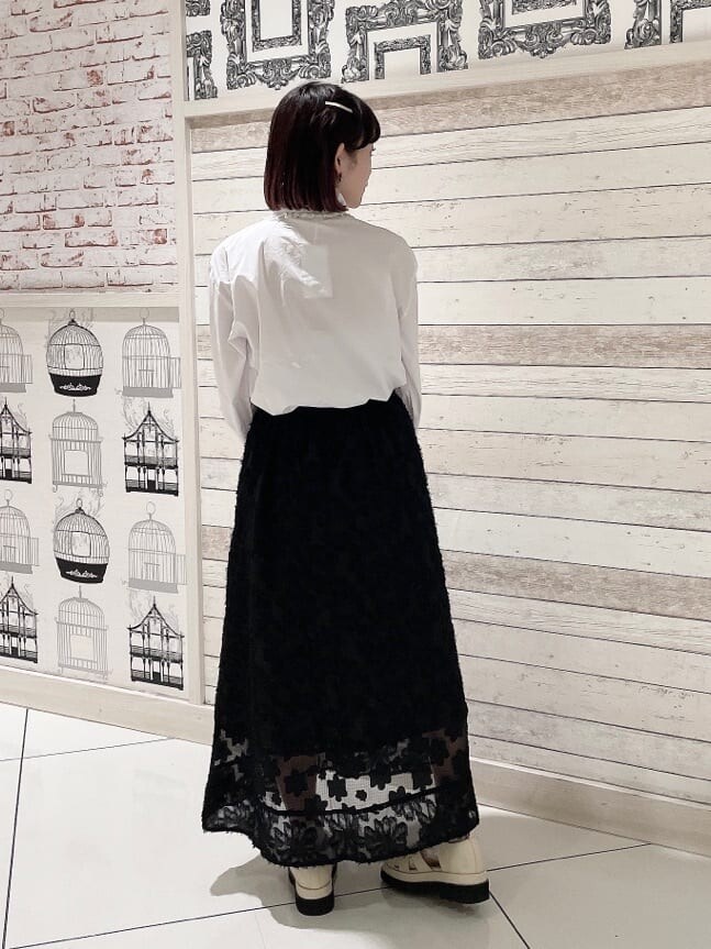 ホワイト系のハンドバッグ、ホワイト系のサンダル、ホワイト系のシャツ/ブラウスを着用したレディースの夏コーディネートの3枚目の写真