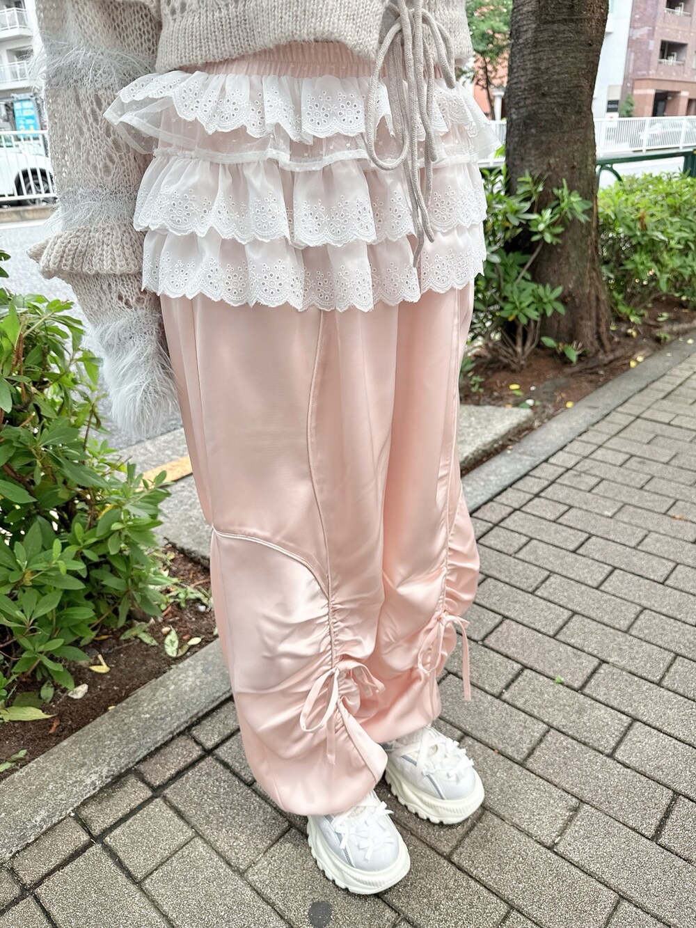 ピンク系のその他パンツ、ホワイト系のショルダーバッグ、グレー系のカーディガン/ボレロを着用したレディースの夏コーディネートの7枚目の写真