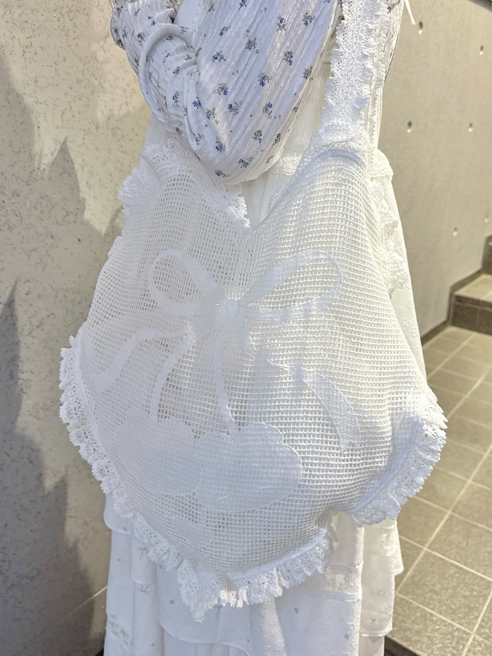 ブルー系のTシャツ/カットソー、ホワイト系のワンピース、ホワイト系のトートバッグを着用したレディースの冬コーディネートの6枚目の写真