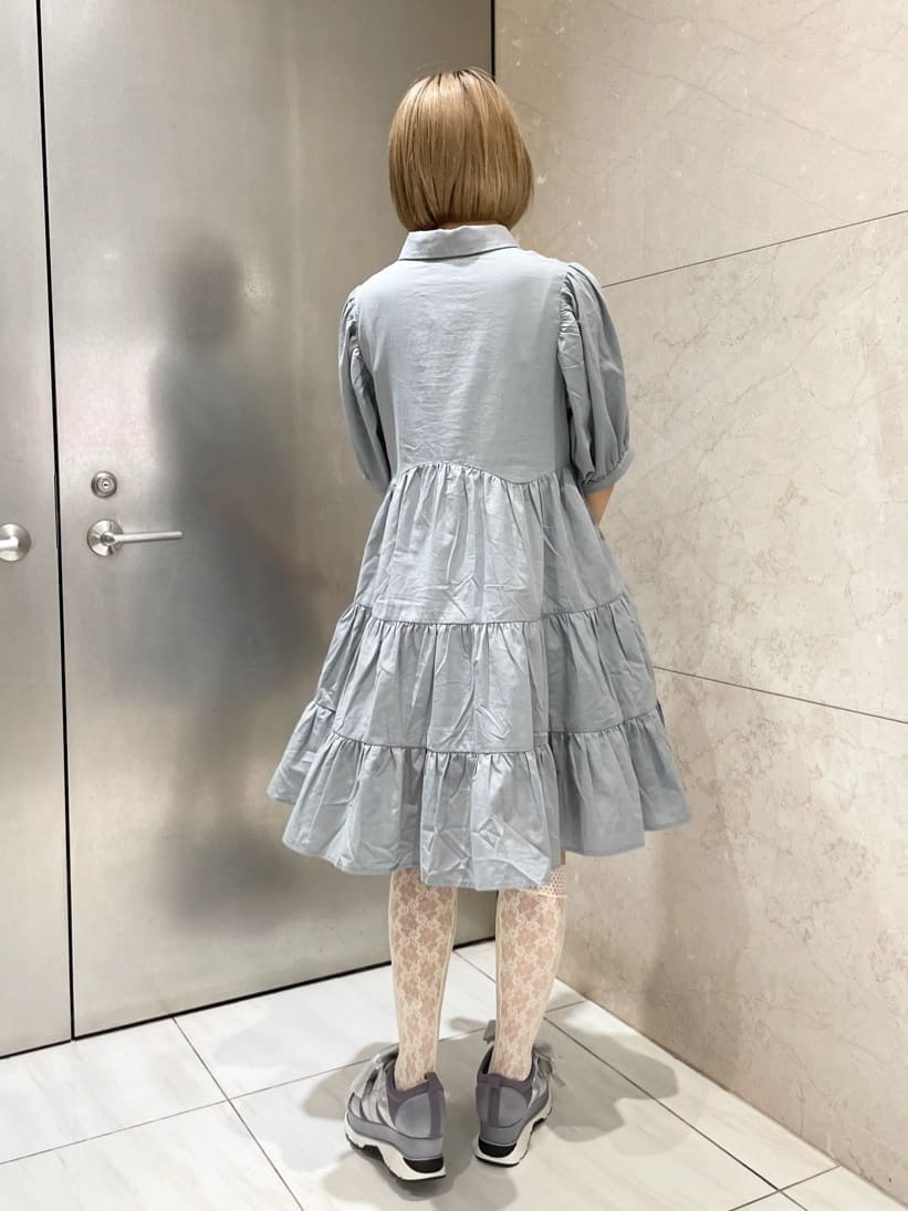 ブルー系のワンピース、ブルー系のスニーカーを着用したレディースの夏コーディネートの3枚目の写真