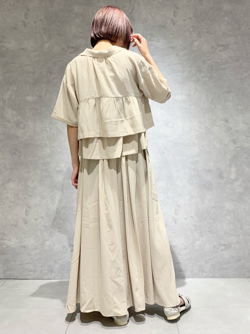 ホワイト系のシャツ/ブラウス、ホワイト系のスカート、ホワイト系のその他シューズを着用したレディースの春コーディネートの5枚目の写真