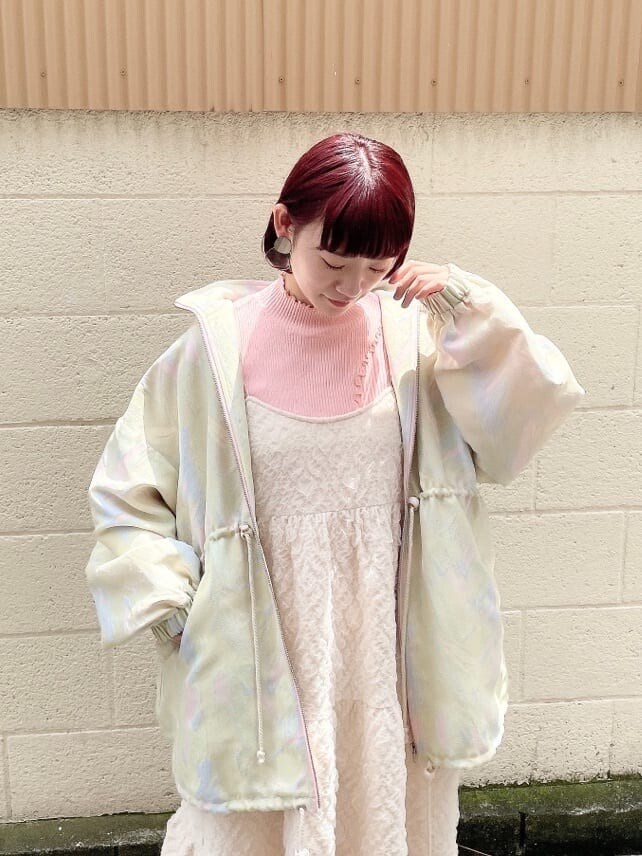 ホワイト系のドレスシューズ、ホワイト系のワンピース、ピンク系のニット/セーターを着用したレディースの夏コーディネートの4枚目の写真