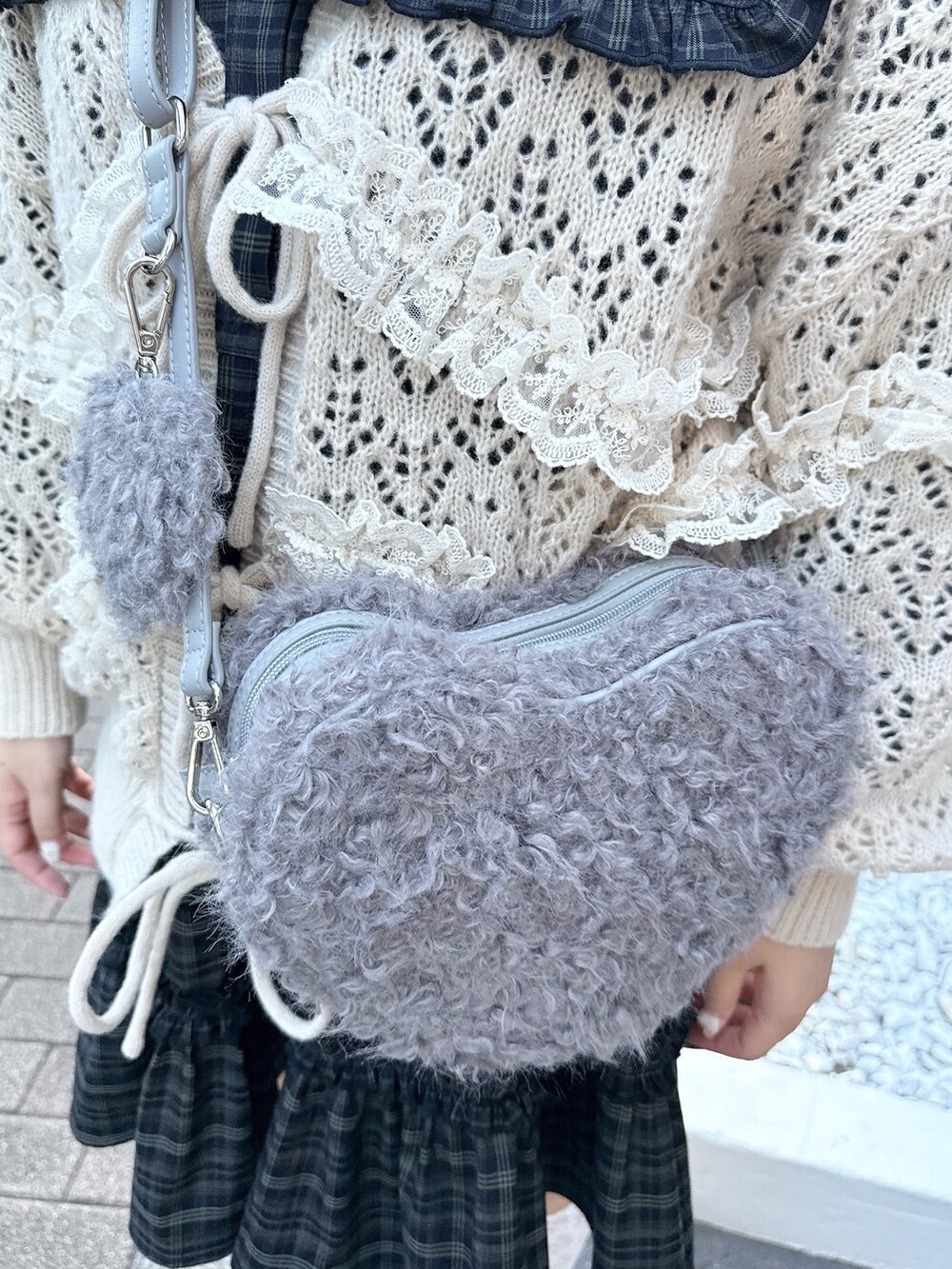 グリーン系のワンピース、ベージュ系のカーディガン/ボレロ、グレー系のショルダーバッグを着用したレディースの夏コーディネートの6枚目の写真