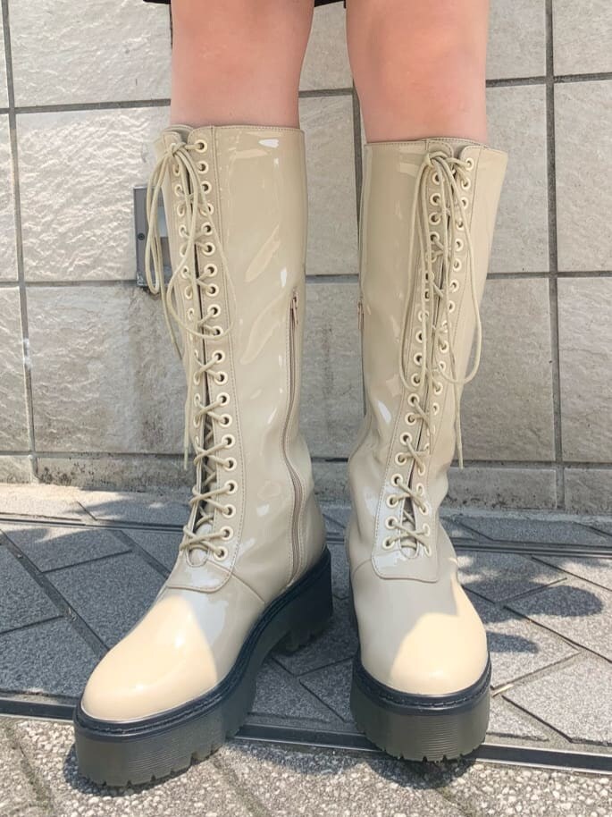 ブラック系のワンピース、ブラック系のワンピースを着用したレディースの夏コーディネートの5枚目の写真