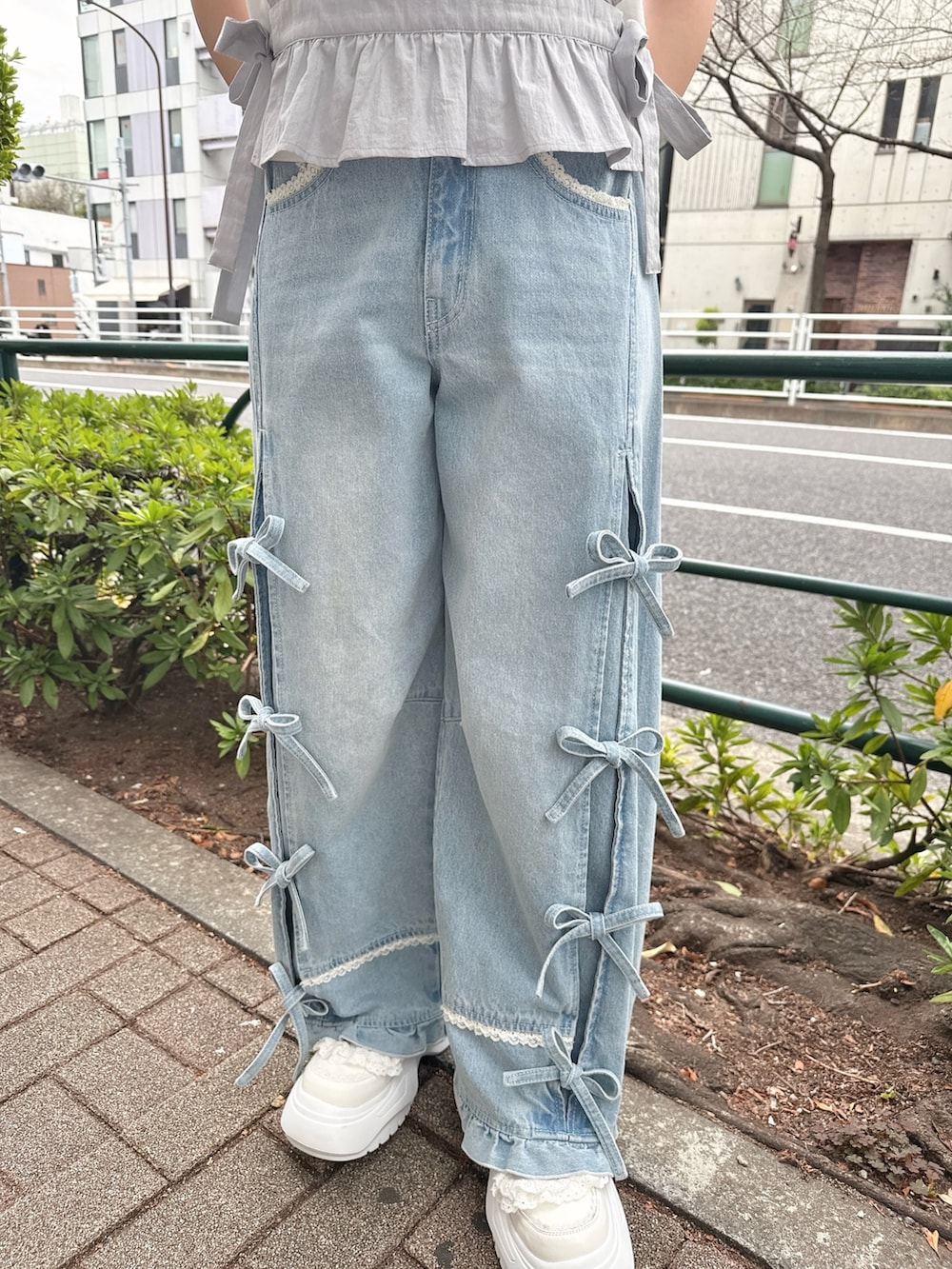 ブルー系のショルダーバッグ、ブルー系のシャツ/ブラウス、ホワイト系のTシャツ/カットソーを着用したレディースの春コーディネートの7枚目の写真