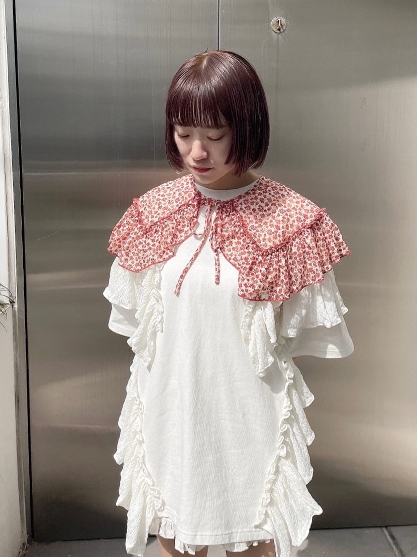 ホワイト系のチュニック、ホワイト系のその他パンツ、その他のドレスシューズを着用したレディースの春コーディネートの3枚目の写真